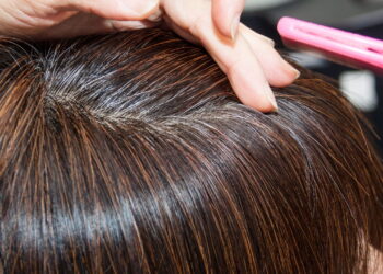 Técnica usada por influenciadoras esconde cabelos brancos em minutos