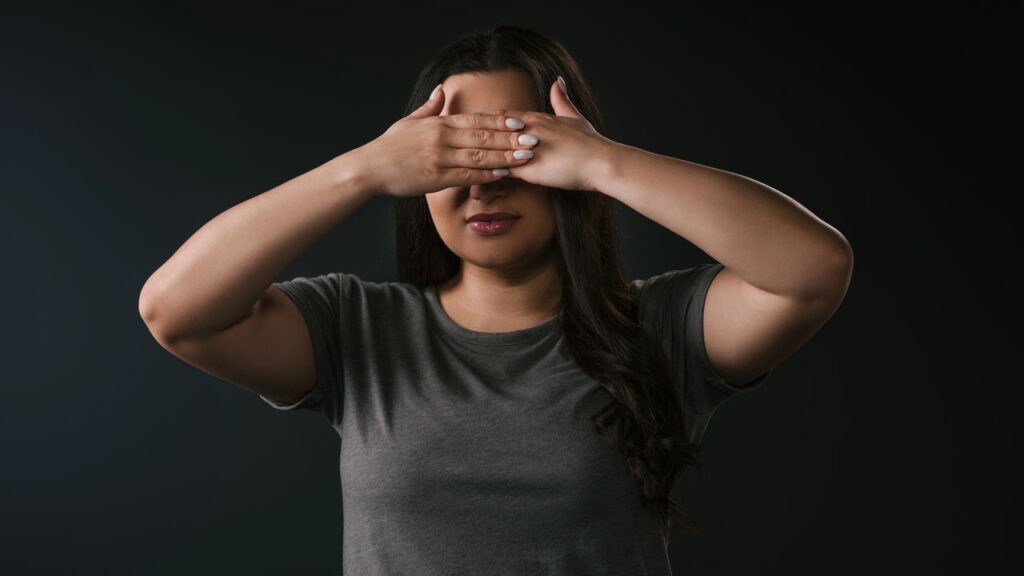 Jovem diz ficar cega por 3 meses após fazer cambalhotas