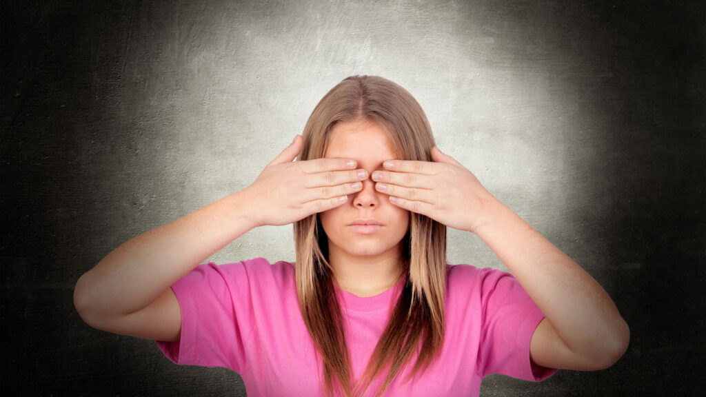 Jovem diz ficar cega por 3 meses após fazer cambalhotas