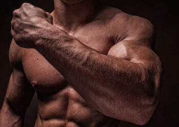 Veja como ganhar braços mais fortes mesmo após os 40 anos