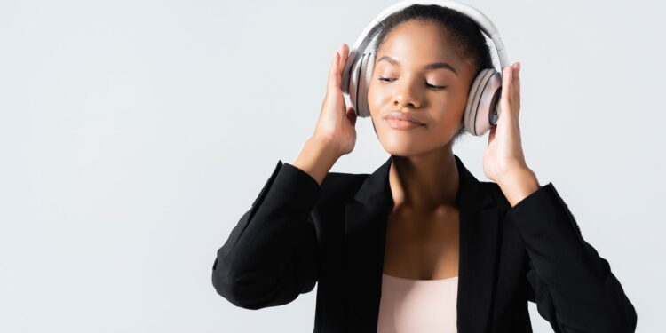Por que algumas pessoas se concentram quando ouvem música segundo a psicologia