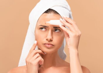 O mito da pasta de dente nas espinhas pode estar prejudicando sua pele