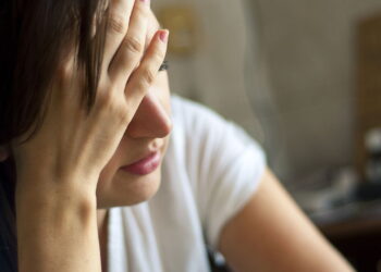 Como lidar com pensamentos que drenam a sua energia segundo a psicologia