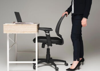 Gesto de empurrar a cadeira pode indicar desejo inconsciente de controle.