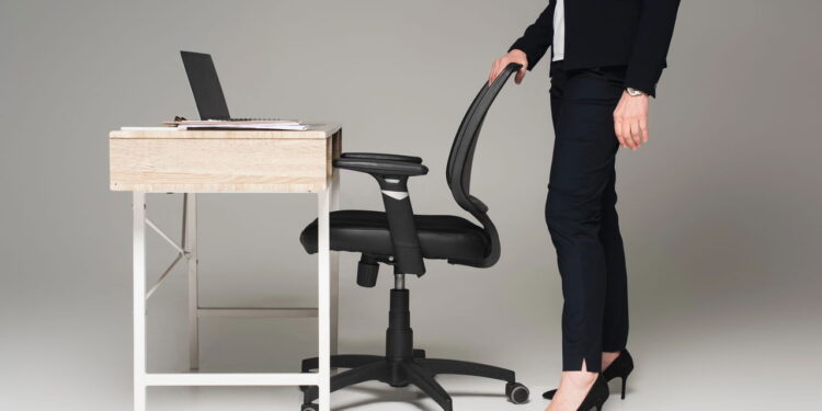 Gesto de empurrar a cadeira pode indicar desejo inconsciente de controle.