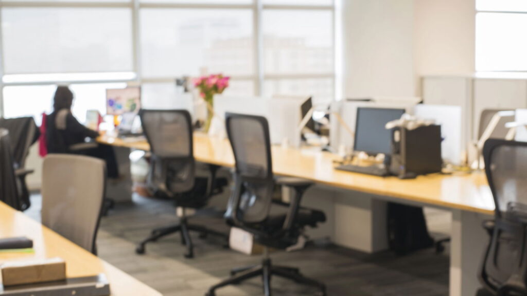 Marcar território ao sair da mesa demonstra autonomia e domínio do espaço.