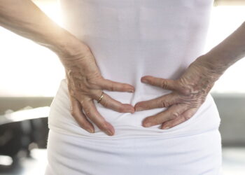Se você sente dor ao ficar em pé, este detalhe pode ser o motivo