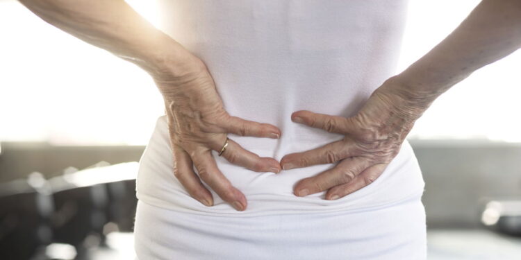 Se você sente dor ao ficar em pé, este detalhe pode ser o motivo