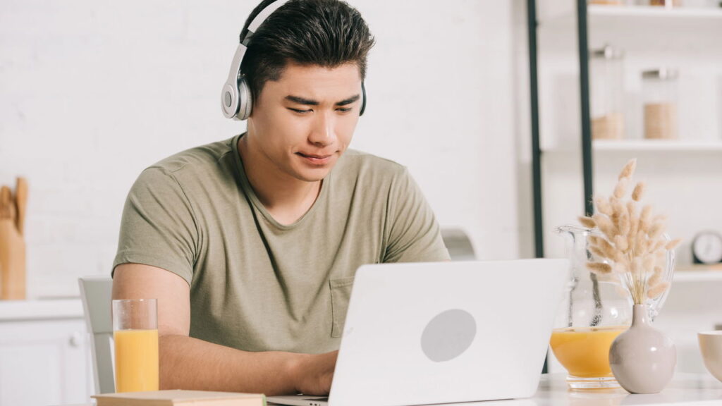 Por que algumas pessoas se concentram quando ouvem música segundo a psicologia