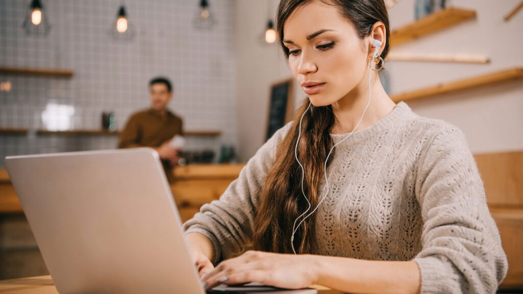 Por que algumas pessoas se concentram quando ouvem música segundo a psicologia