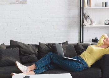 Os 5 melhores exercícios para relaxar corpo e mente em casa