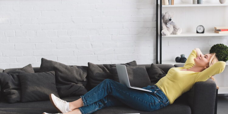 Os 5 melhores exercícios para relaxar corpo e mente em casa