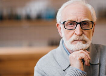 O que significa falar muito baixo segundo a psicologia