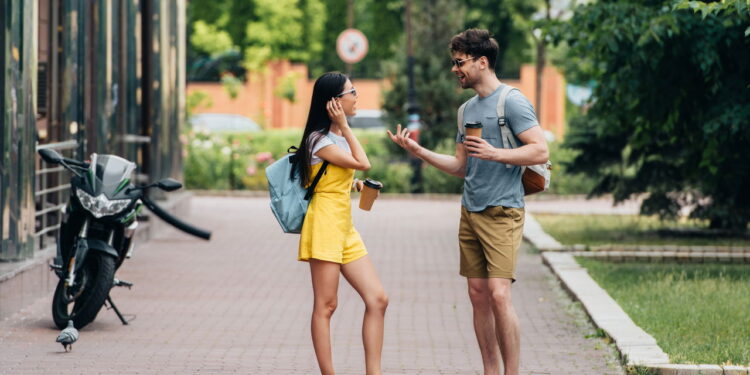 O que significa falar demais quando está nervoso segundo a psicologia