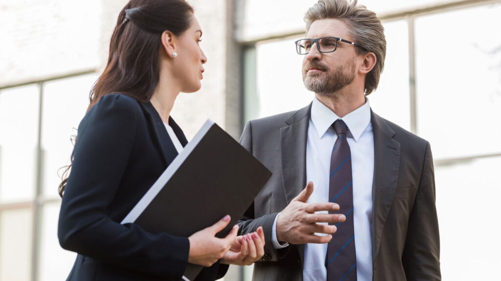 O que significa falar demais quando está nervoso segundo a psicologia