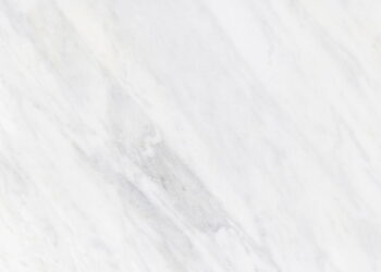 Como tirar manchas em piso branco sem produtos químicos: soluções naturais e eficientes