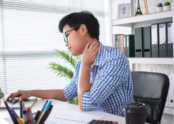 Sua postura pode estar destruindo sua lombar e pouca gente percebe os sinais