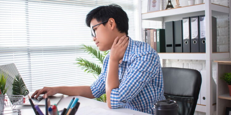 Sua postura pode estar destruindo sua lombar e pouca gente percebe os sinais