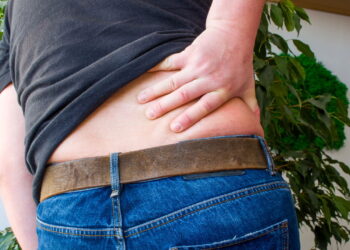 Hábitos que previnem espasmos musculares lombares e melhoram seu dia