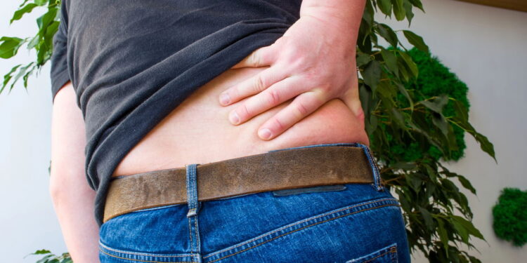 Hábitos que previnem espasmos musculares lombares e melhoram seu dia