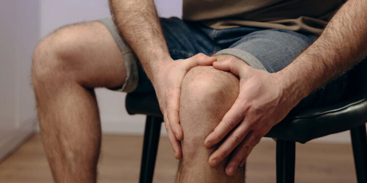 Acordar com as articulações travadas pode não ser normal! Veja o que o corpo está sinalizando