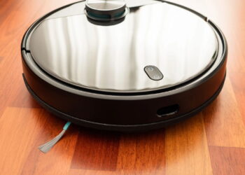 Novo robô inteligente aspira e passa pano com precisão a laser