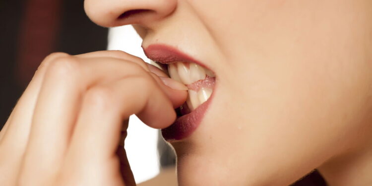 O que leva alguém a roer as unhas sem perceber segundo a psicologia?