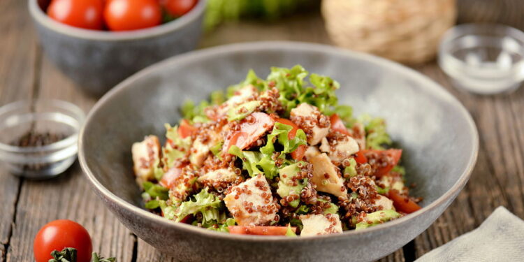 Salada de quinoa vira queridinha do momento com combinação de sabores irresistíveis