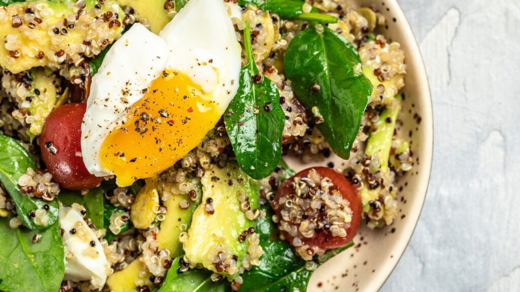 Salada de quinoa vira queridinha do momento com combinação de sabores irresistíveis