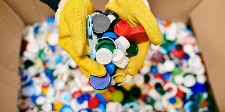 Você nunca mais vai jogar fora tampinhas de garrafa depois disso