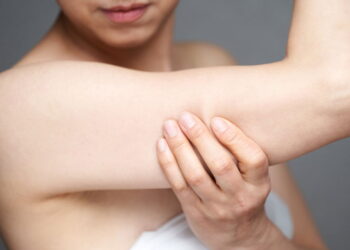 Os 4 melhores exercícios para braços com pesos que você tem em casa