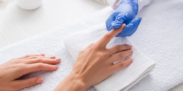 Cores de esmalte das famosas viram febre nos salões em 2025