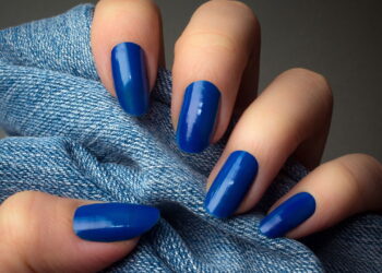 Ideias criativas para usar azul-cobalto nas unhas com estilo