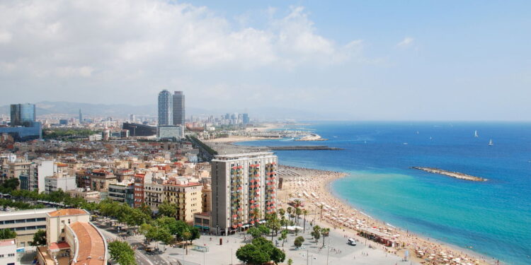 Cidade europeia é perfeita para quem ama praias deslumbrantes