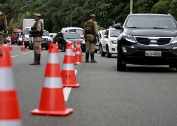 Você sabia que pode exigir outro agente numa blitz de trânsito?