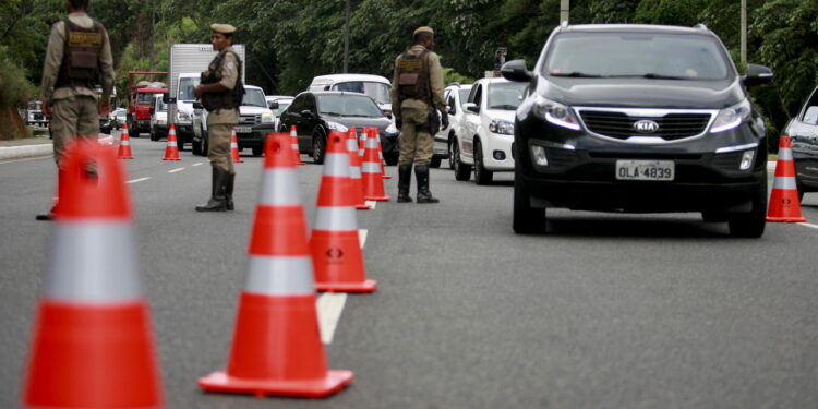 Você sabia que pode exigir outro agente numa blitz de trânsito?