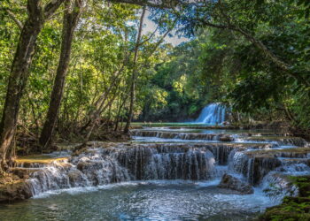 A praia de água cristalina a 265 km da capital que poucos conhecem!