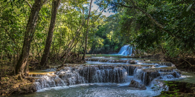 A praia de água cristalina a 265 km da capital que poucos conhecem!