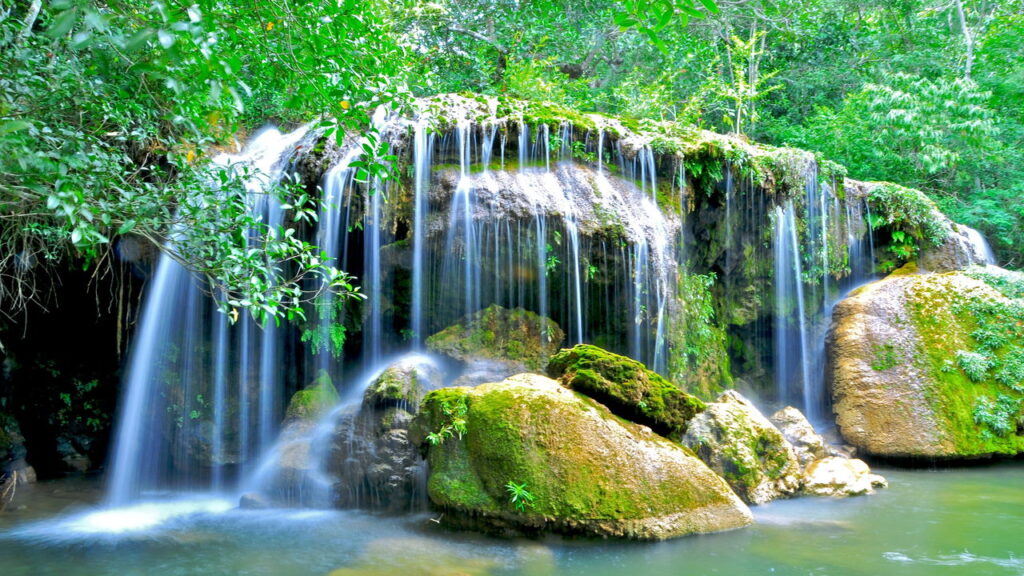 A praia de água cristalina a 265 km da capital que poucos conhecem!