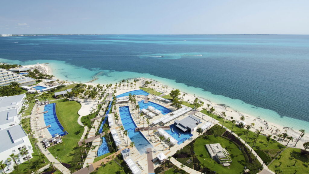 Cidade com lindas praias e areias brilhantes é ótima para um turismo natural