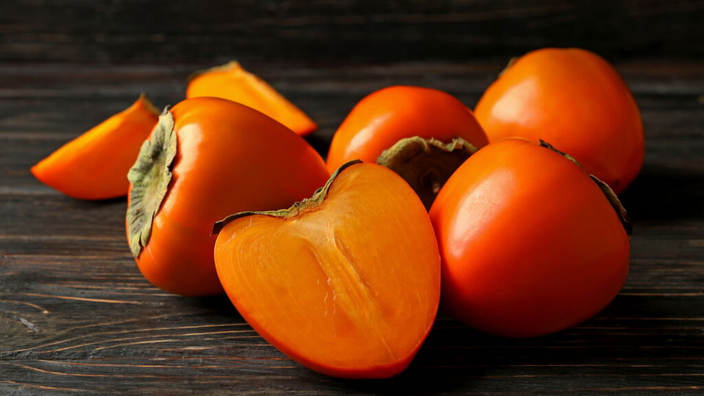 Fruta tropical com sabor doce e rica em nutrientes, ainda é generosa no cultivo