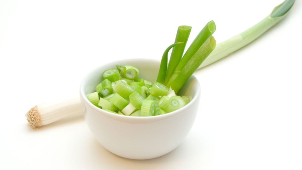 Hortaliça aromática amplamente usada como tempero é ideal para ter em casa