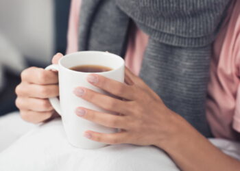 Chá quente cura resfriado? Entenda o que é mito e se realmente funciona