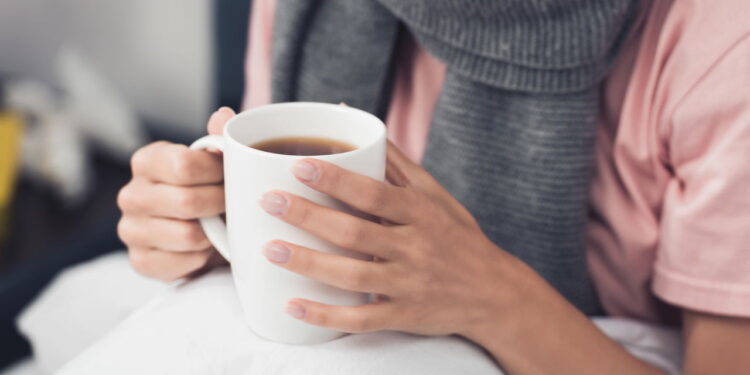 Chá quente cura resfriado? Entenda o que é mito e se realmente funciona