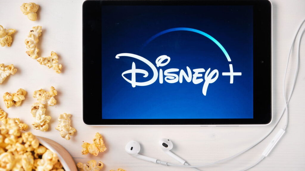 Série da Disney+ encanta com narrativa cheia de reviravoltas e viagens no tempo