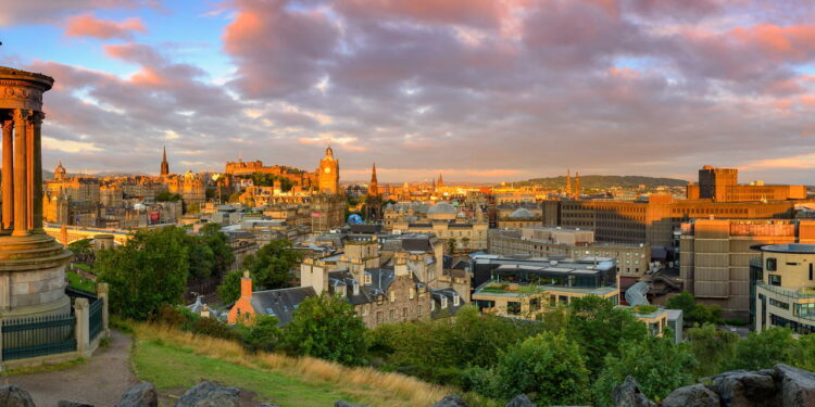 Essa capital escocesa mistura perfeitamente história e modernidade vibrante!