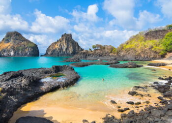 Arquipélago brasileiro é um destino fascinante por suas praias de águas cristalinas