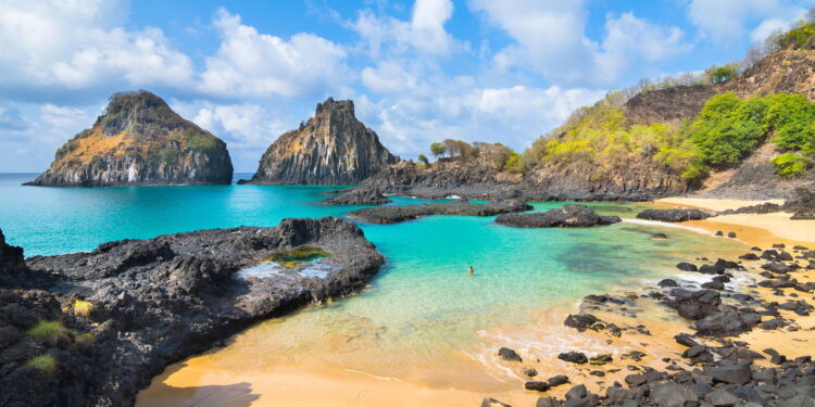 Arquipélago brasileiro é um destino fascinante por suas praias de águas cristalinas