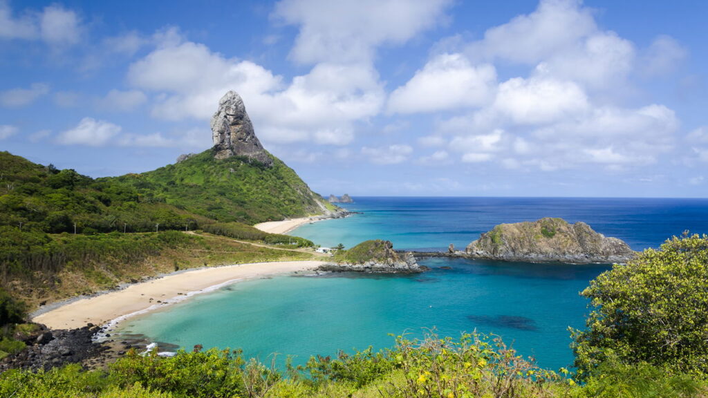 Arquipélago brasileiro é um destino fascinante por suas praias de águas cristalinas