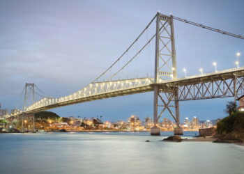 A praia de areia branca a 300 km de Curitiba é ideal para um bate-volta